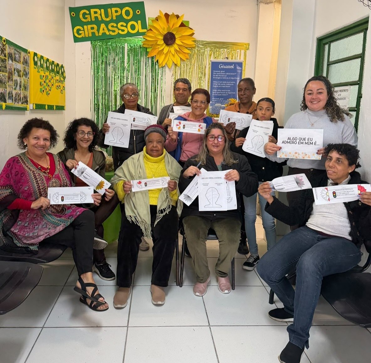 Participantes do Grupo Girassol mostram atividades sobre autoestima na US Jardim Cascata.